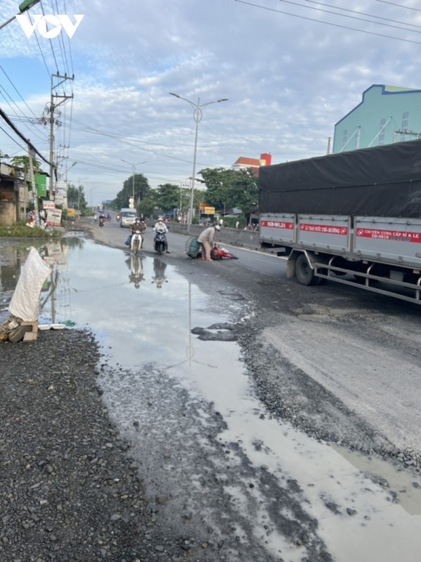 Dau mua mua nhieu tuyen giao thong tai Tien Giang hu hong, kem an toan-Hinh-7